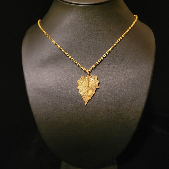 Jewelry - Estate Gold Leaf Pendent Necklace